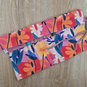 Élénk virágos textil tok, tároló (ceruzatekercs, roll-up tartó), Otthon & Életmód, Papír, írószer, Tolltartó & Ceruzatekercs, Varrás, MESKA