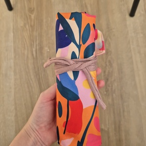 Élénk virágos textil tok, tároló (ceruzatekercs, roll-up tartó) - otthon & életmód - papír, írószer - tolltartó & ceruzatekercs - Meska.hu