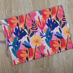 Élénk virágos textil tok, tároló (ceruzatekercs, roll-up tartó) - otthon & életmód - papír, írószer - tolltartó & ceruzatekercs - Meska.hu