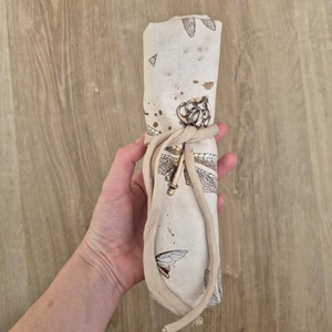 Mintás-bézs ceruzatartó, tok  - otthon & életmód - papír, írószer - tolltartó & ceruzatekercs - Meska.hu