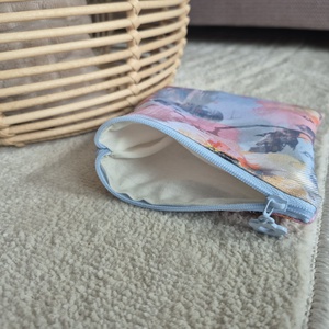 Kék virágos cipzáros vízhatlan nesszeszer, pamut béléssel - táska & tok - neszesszer - Meska.hu