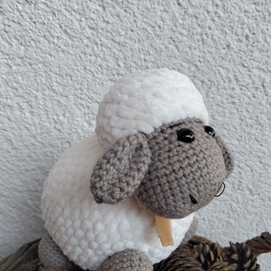 Kézzel horgolt pihe-puha bárányka, melyet bármilyen korú gyermeknek ajánlok játéknak, alvótársnak - játék & sport - plüssállat & játékfigura - plüss bárány - Meska.hu