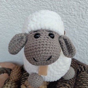 Kézzel horgolt pihe-puha bárányka, melyet bármilyen korú gyermeknek ajánlok játéknak, alvótársnak - játék & sport - plüssállat & játékfigura - plüss bárány - Meska.hu