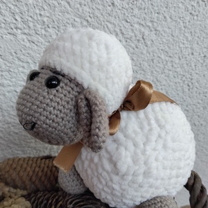 Kézzel horgolt pihe-puha bárányka, melyet bármilyen korú gyermeknek ajánlok játéknak, alvótársnak - játék & sport - plüssállat & játékfigura - plüss bárány - Meska.hu