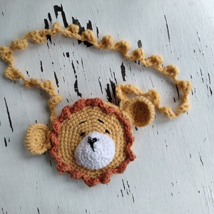 Oroszlános, nyakba akasztható horgolt kis táska apró kincseknek, a pöttömök számára  - játék & sport - plüssállat & játékfigura - más figura - Meska.hu