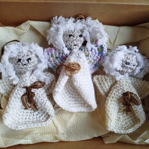 Horgolt karácsonyi angyalkák, diszdobozban - karácsony - karácsonyi lakásdekoráció - karácsonyfadíszek - Meska.hu