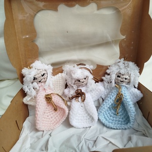 Horgolt karácsonyi angyalkák, diszdobozban - karácsony - karácsonyi lakásdekoráció - karácsonyfadíszek - Meska.hu