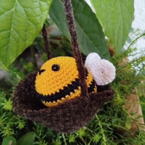 Horgolt méhecske hintában  - Meska.hu