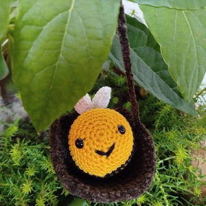 Horgolt méhecske hintában  - játék & sport - plüssállat & játékfigura - más figura - Meska.hu