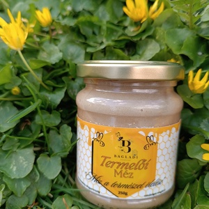 Fahéjas Mézkészítmény , Élelmiszer, Méz & Propolisz, Élelmiszer előállítás, A reggelek új kedvence: Selymes krémméz és melengető fahéj találkozása.

​Ez a krémméz nem csupán e..., MESKA