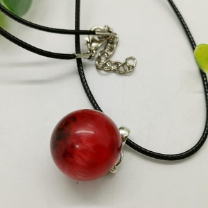 Piros gömb medálos nyaklánc pitypanggal , Ékszer, Nyaklánc, Medálos nyaklánc, Ékszerkészítés, MESKA