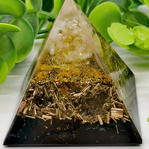 Sungit-Orgonit piramis citrin golyóval , tigrisszemmel, arany rutillal , fémforgáccsal  - otthon & életmód - dekoráció - spiritualitás - orgonit piramis - Meska.hu