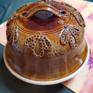 Barnamázas fedeles kerámia csirkesütő rátétes díszítéssel   - otthon & életmód - konyhafelszerelés, tálalás - sütés, főzés - sütő- és főzőedény - Meska.hu