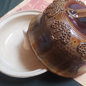 Barnamázas fedeles kerámia csirkesütő rátétes díszítéssel   - otthon & életmód - konyhafelszerelés, tálalás - sütés, főzés - sütő- és főzőedény - Meska.hu