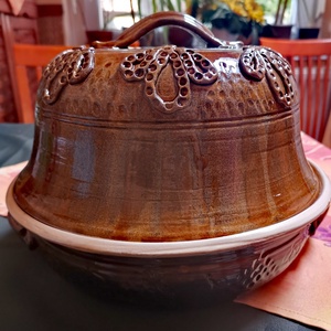 Barnamázas fedeles kerámia csirkesütő rátétes díszítéssel   - otthon & életmód - konyhafelszerelés, tálalás - sütés, főzés - sütő- és főzőedény - Meska.hu