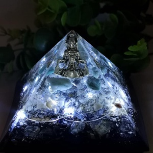 Auravédő, siker,bőség vonzó, nyugalom, kitartás.Sungit-Orgonit piramis- ledes lámpa-bronz buddha szoborral  - Meska.hu