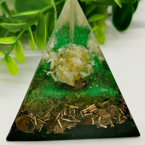 Bőség,tisztítás ,sikervonzó, védelem,nyugalom.Sungit-Orgonit gúla- citrin golyóval,  peridottal, tigrisszem ásvánnya - otthon & életmód - dekoráció - spiritualitás - orgonit piramis - Meska.hu