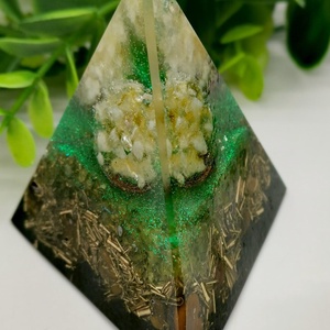 Bőség,tisztítás ,sikervonzó, védelem,nyugalom.Sungit-Orgonit gúla- citrin golyóval,  peridottal, tigrisszem ásvánnya - otthon & életmód - dekoráció - spiritualitás - orgonit piramis - Meska.hu