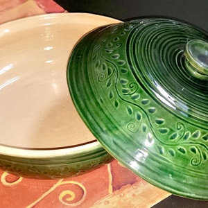 Zöld -bézs mázas fedeles kerámia kemencébe is használható - otthon & életmód - konyhafelszerelés, tálalás - tálalás - tányér & étkészlet - Meska.hu