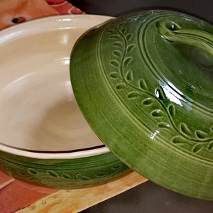 Zöld bézs kemencés sütőedény karcolt díszítéssel - otthon & életmód - konyhafelszerelés, tálalás - tálalás - tányér & étkészlet - Meska.hu