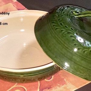 Zöld bézs kemencés sütőedény karcolt díszítéssel, Otthon & Életmód, Konyhafelszerelés, tálalás, Tálalás, Tányér & Étkészlet, Kerámia, MESKA