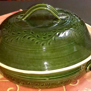 Zöld bézs kemencés sütőedény karcolt díszítéssel - otthon & életmód - konyhafelszerelés, tálalás - tálalás - tányér & étkészlet - Meska.hu