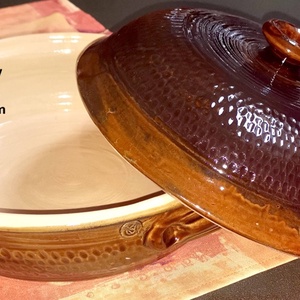 Barna bézs kemencés sütőedény karcolt díszítéssel, Otthon & Életmód, Konyhafelszerelés, tálalás, Tálalás, Tányér & Étkészlet, Kerámia, MESKA