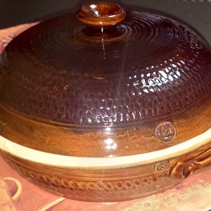 Barna bézs kemencés sütőedény karcolt díszítéssel - otthon & életmód - konyhafelszerelés, tálalás - tálalás - tányér & étkészlet - Meska.hu