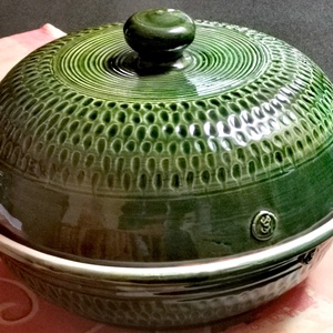 Zöld bézs kenyérsütő   karcolt díszítéssel - otthon & életmód - konyhafelszerelés, tálalás - tálalás - tányér & étkészlet - Meska.hu