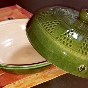 Zöld bézs kenyérsütő   karcolt díszítéssel - otthon & életmód - konyhafelszerelés, tálalás - tálalás - tányér & étkészlet - Meska.hu
