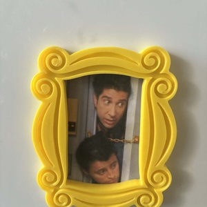 Ikonikus Jóbarátok Képkeret Mágnessel � Monica Geller Ajtódekoráció 3D Nyomtatva, Otthon & Életmód, Dekoráció, Kép & Falikép, Képkeret, Mindenmás, MESKA