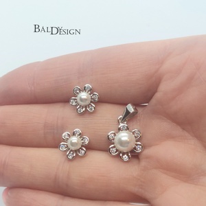 Ezüst virágos fülbevaló és medál gyönggyel - ékszer - ékszerszett - Meska.hu