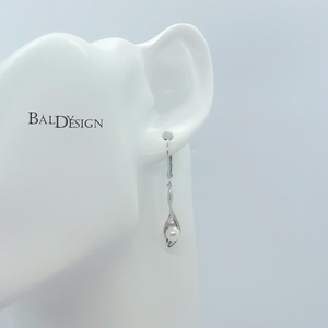 Lógós fülbevaló gyönggyel - ékszer - fülbevaló - lógó fülbevaló - Meska.hu