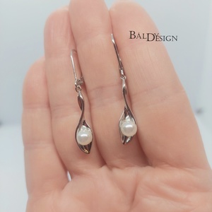 Lógós fülbevaló gyönggyel - ékszer - fülbevaló - lógó fülbevaló - Meska.hu