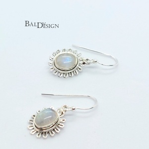 Virág mintás holdköves fülbevaló - ékszer - fülbevaló - lógó fülbevaló - Meska.hu