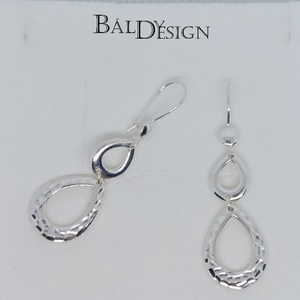 Ezüst csepp alakú lógós fülbevaló - ékszer - fülbevaló - lógó csepp fülbevaló - Meska.hu