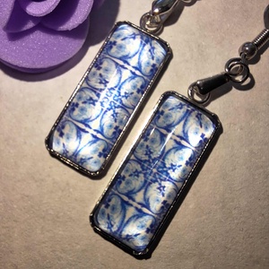 Kék-fehér mintás fülbevaló - ékszer - fülbevaló - lógó fülbevaló - Meska.hu