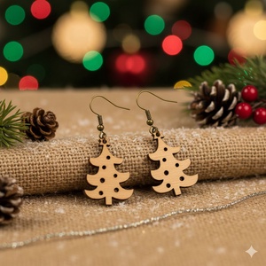 Lyukacsos Karácsonyfa Fülbevaló Fából, Ékszer, Fülbevaló, Lógó fülbevaló, Ékszerkészítés, MESKA