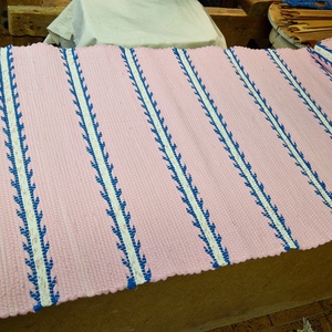 Rózsaszín rongyszőnyeg kék rozmaring mintával. - otthon & lakás - lakástextil - szőnyeg - szövött szőnyeg - Meska.hu