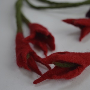 Virágos nemez nyakbavaló  - Meska.hu