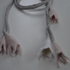 Virágos nemez nyakbavaló  - ékszer - nyaklánc - hosszú nyaklánc - Meska.hu