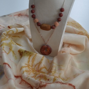 Selyemgubós nemezékszer ecoprint selyemstólával, Ékszer, Nyaklánc, Bogyós nyaklánc, Ékszerkészítés, Nemezelés, MESKA