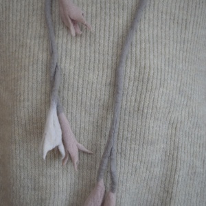 Virágos nemez nyakbavaló  - ékszer - nyaklánc - hosszú nyaklánc - Meska.hu