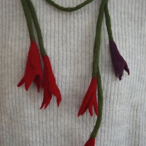 Virágos nemez nyakbavaló  - ékszer - nyaklánc - hosszú nyaklánc - Meska.hu