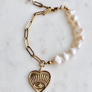 Krisztina Lango tenyésztett gyöngy karkötő szív charmmal, nemesacél, Ékszer, Karkötő, Charm karkötő, Ékszerkészítés, MESKA