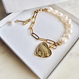 Krisztina Lango tenyésztett gyöngy karkötő szív charmmal, nemesacél - ékszer - karkötő - charm karkötő - Meska.hu