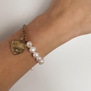 Krisztina Lango tenyésztett gyöngy karkötő szív charmmal, nemesacél - ékszer - karkötő - charm karkötő - Meska.hu