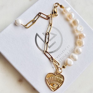 Krisztina Lango tenyésztett gyöngy karkötő szív charmmal, nemesacél - ékszer - karkötő - charm karkötő - Meska.hu