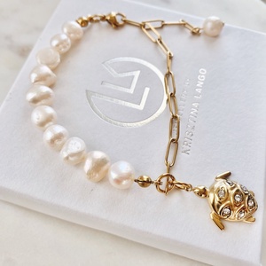 Krisztina Lango tenyésztett gyöngy karkötő teknős charmmal, Ékszer, Karkötő, Gyöngyös karkötő, Ékszerkészítés, MESKA