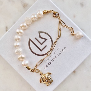 Krisztina Lango tenyésztett gyöngy karkötő teknős charmmal - ékszer - karkötő - gyöngyös karkötő - Meska.hu